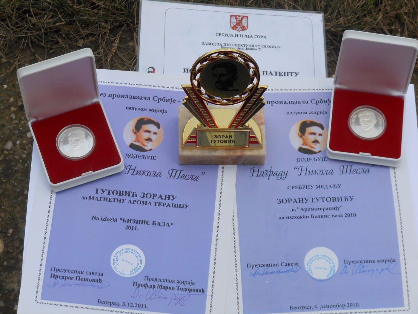 Nagrade „Nikola Tesla“ Saveza pronalazača Srbije i patentna isprava, dodeljene Zoranu Gutoviću